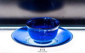 【上海玻璃博物馆藏· 清代宝石蓝玻璃碗和碟】