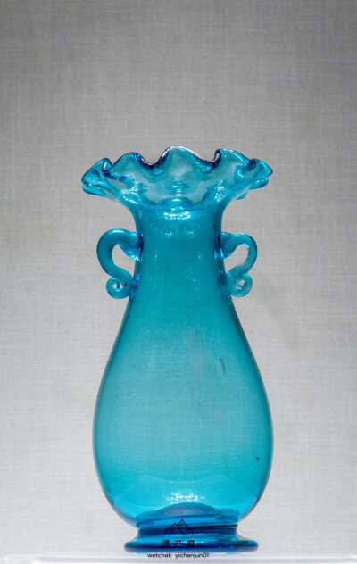【故宫博物院藏· 清代海蓝色玻璃花瓣口瓶】“让我插会腰” ​