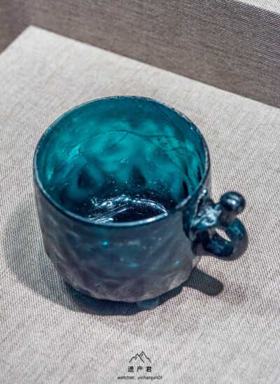 【内蒙古博物院藏· 辽代蓝色玻璃杯】这个蓝色真的超级漂亮 ​，正在首都博物馆的
