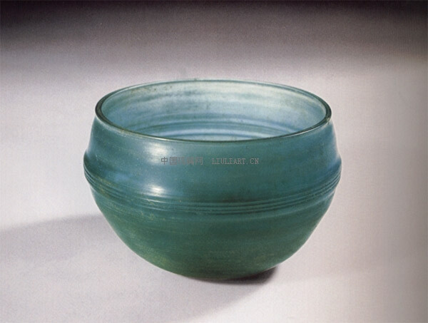 玻璃弦纹杯（西汉）
高：5.5cm
口径：7.3cm
底径：4cm
收藏： 1987年广西合浦县文昌塔70号墓出土 广西壮族自治区博物馆藏。
此杯呈浅蓝色，敛口，弧腹，自腹下内收，小平底，底心略内凹。腹部饰细弦纹3道。该杯保存完整，色料较好，是西汉时期玻璃器中的精品。这对研究广西地区玻璃制造工艺或海内外文化交流的历史有着重要意义。