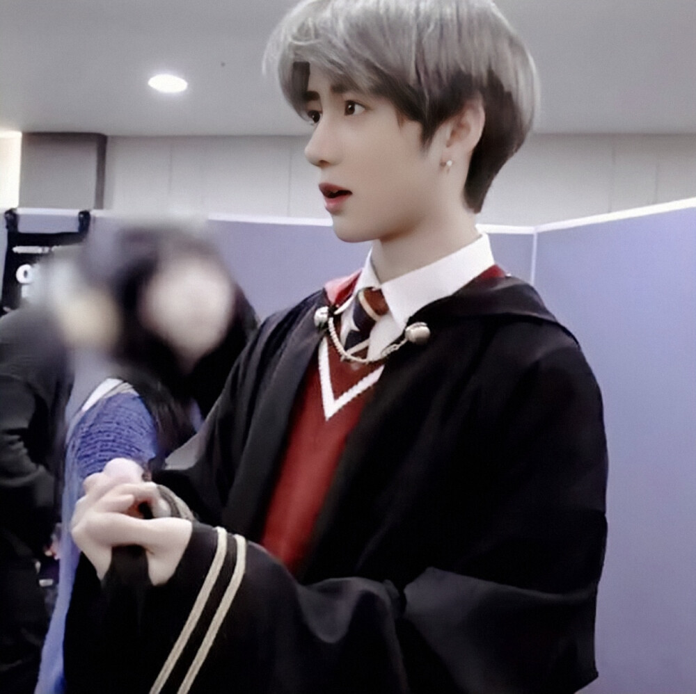 星芒万里，瞬时毫厘。
TXT 崔范奎