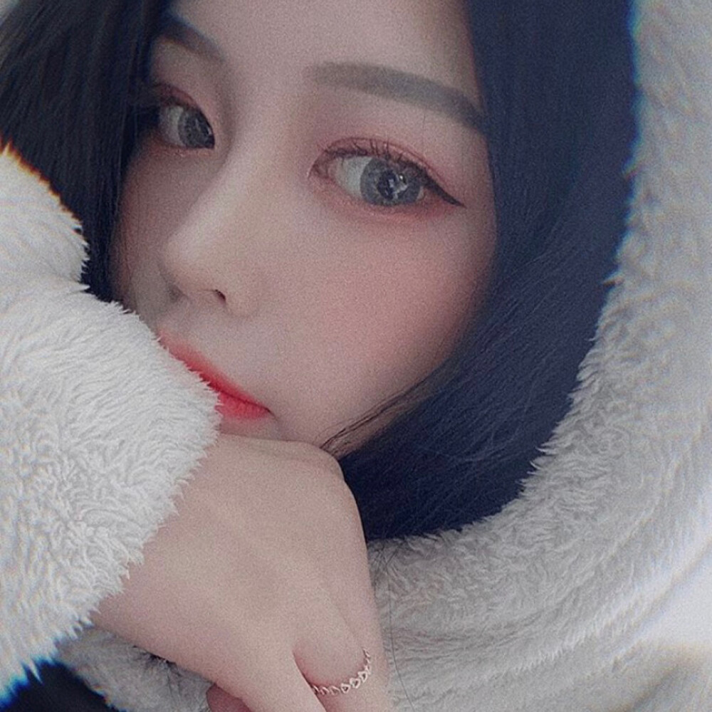 女头/头像/潮图/ins自截/女生头像/文案/短句
你们有没有过特别想逃避的时候？