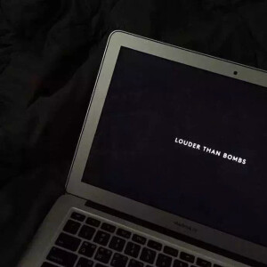 十年前的心脏很厚,用力才能碎,
里面是红领巾、发条青蛙、鸡毛毯子、
动漫卡片和漫天飞舞的雪花。
十年后的心脏很薄,一吹就能破,
里面是啤酒瓶、失眠夜、路灯、
黑眼圈和舍不得忘掉的你。

FROM：网易云音乐—留下吧别走了