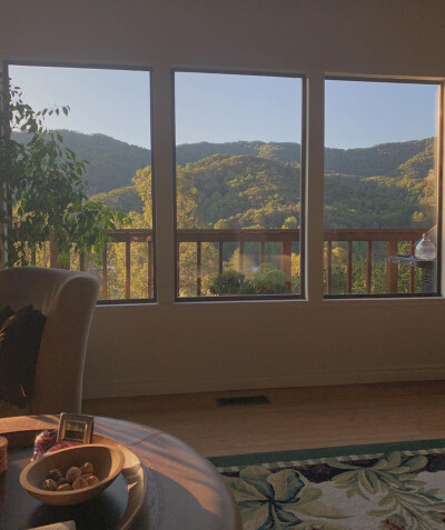 “我们去富士山看雪吧
等雪落满头就算你陪我过完余生了”