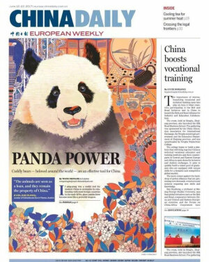 #见过最惊艳的报纸# ​​​
中国日报CHINA DAILY海外版，充满“中国味”，中西结合，惊艳眼球。 ​