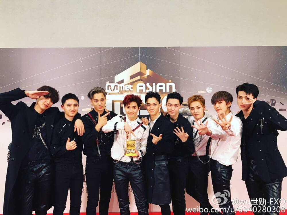 #四年连续大赏组合exo# EXO的MAMA之旅
2012: 亚洲新人团体奖
2013: 年度专辑赏
2014: 亚洲时尚奖 最佳男子团体奖 年度艺人赏 年度专辑赏
2015: 亚洲时尚奖 全球粉丝选择-男子组奖 最佳男子团体奖 年度专辑赏
2016: 亚洲时尚奖 最佳男子团体奖 伯贤&秀智最佳合作奖 年度专辑赏
这一路走来有多不容易 一步一脚玻璃渣
我相信一定有更美好的未来 等着已在顶峰的你们 等着始终陪伴你们的我们
EXO在MAMA 四连年专 四连大赏 至此 前无古人
最好的爱给最好的你们