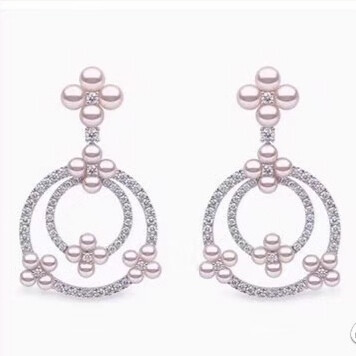 英国顶级珠宝品牌YOKO LONDON创立于1973年，由三代Hakimian家族共同打造，该品牌最为显著的特点就是珍珠特别大！ ​​​