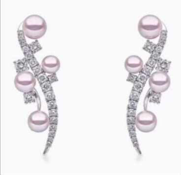 英国顶级珠宝品牌YOKO LONDON创立于1973年，由三代Hakimian家族共同打造，该品牌最为显著的特点就是珍珠特别大！ ​​​