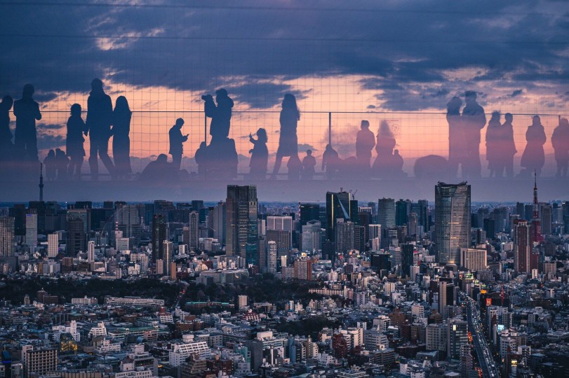 #涩谷SKY的黄昏#
黄昏下玻璃上映出的超美奇幻人影