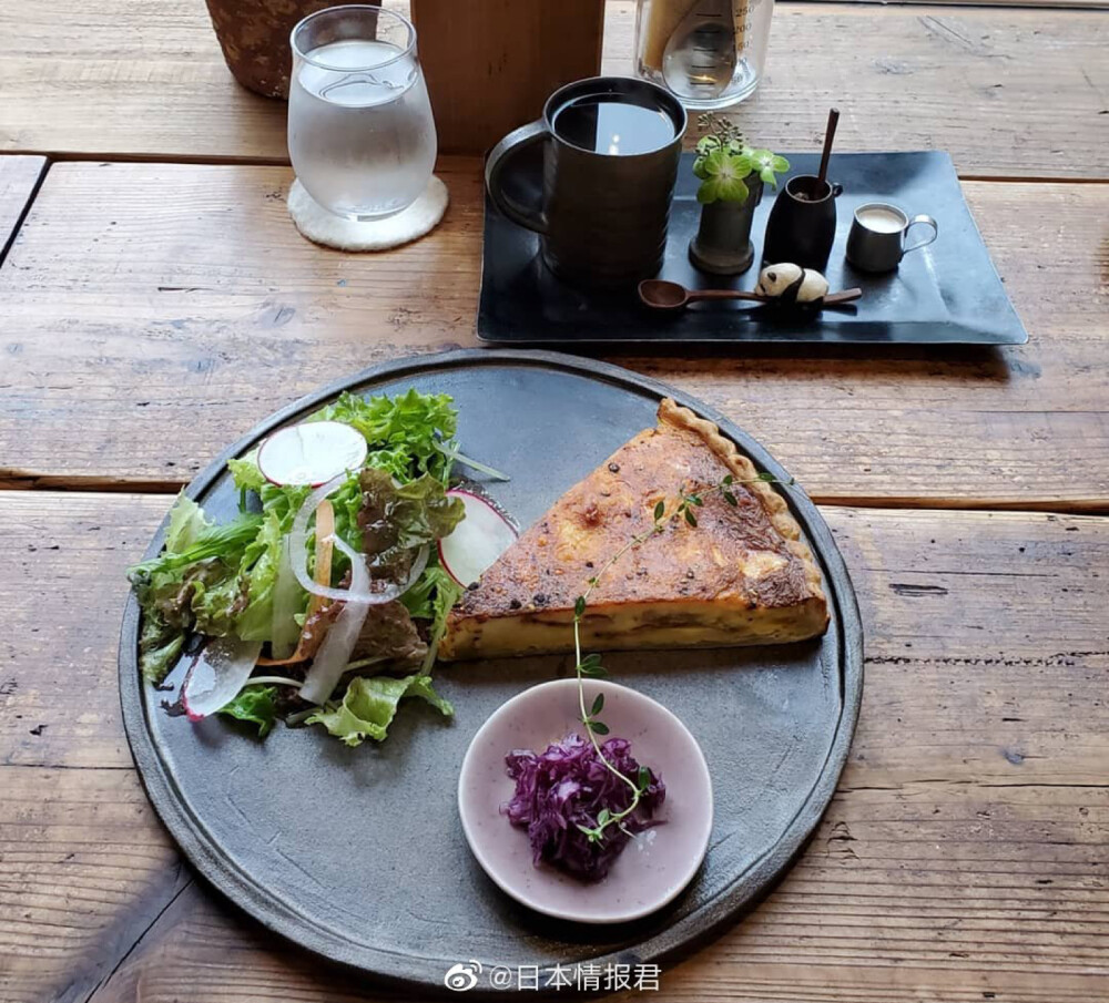 #日本情报君##北海道美食#【CAFE サカノウエ】地址：北海道札幌市中央区円山西町2-20-8。位于札幌円山公园的咖啡店，店内的窗户可以俯瞰札幌市景色，店内的食物会创造性地与当季花朵进行搭配，再装在精致的食器中呈现在顾客面前，每一款美食都是精致的艺术品。 ​​​