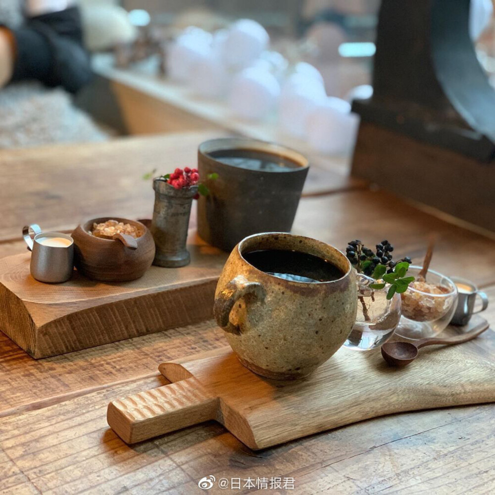 #日本情报君##北海道美食#【CAFE サカノウエ】地址：北海道札幌市中央区円山西町2-20-8。位于札幌円山公园的咖啡店，店内的窗户可以俯瞰札幌市景色，店内的食物会创造性地与当季花朵进行搭配，再装在精致的食器中呈现在顾客面前，每一款美食都是精致的艺术品。 ​​​