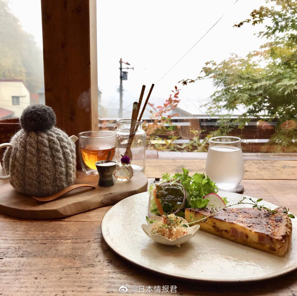 #日本情报君##北海道美食#【CAFE サカノウエ】地址：北海道札幌市中央区円山西町2-20-8。位于札幌円山公园的咖啡店，店内的窗户可以俯瞰札幌市景色，店内的食物会创造性地与当季花朵进行搭配，再装在精致的食器中呈现在顾客面前，每一款美食都是精致的艺术品。 ​​​