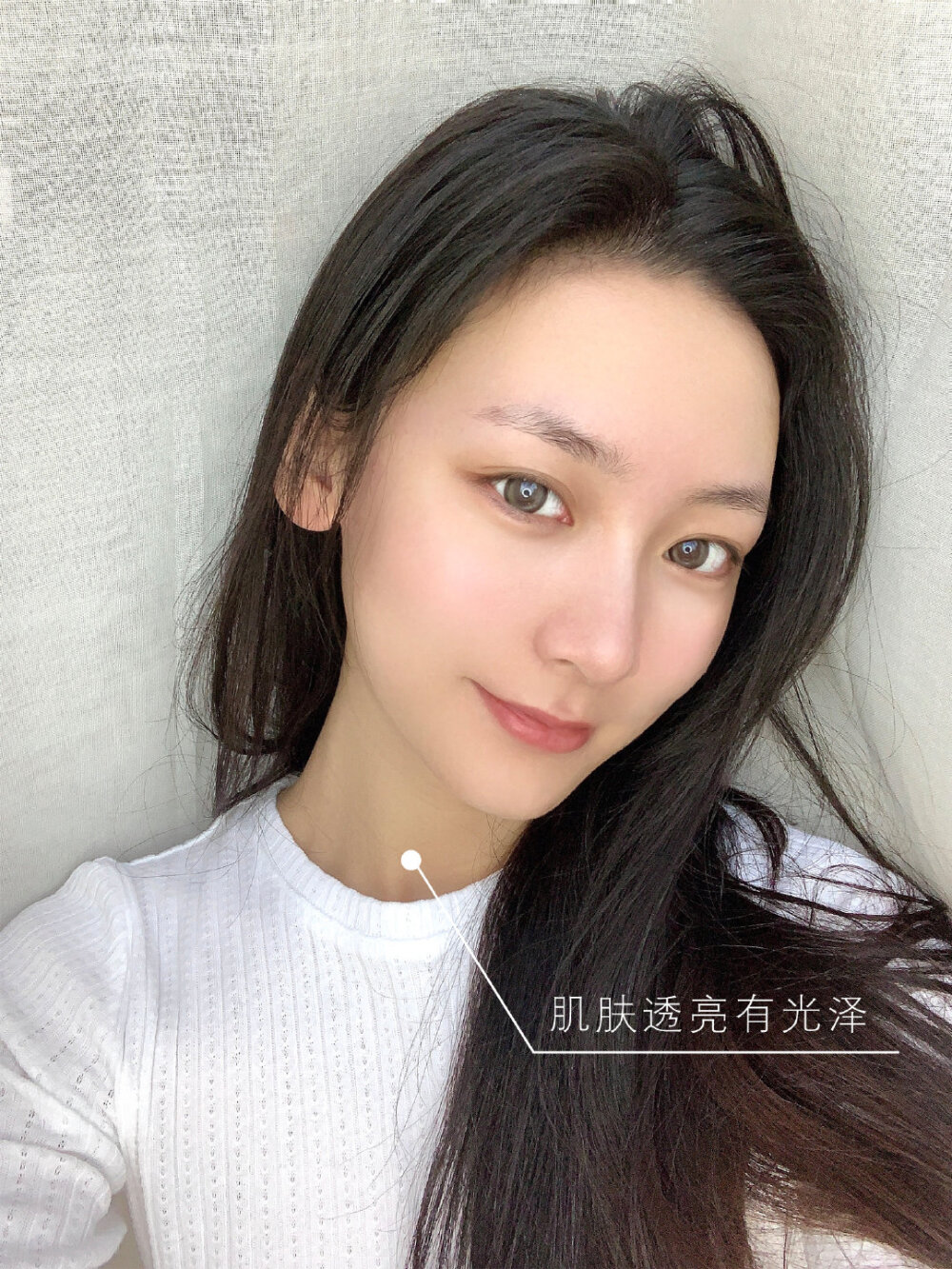 集美们，今年假期格外的长你们都干嘛来打发时间呢？不出门不化妆，护肤成为了我每天的必修课~最近宅在家里一直在用的宝藏面霜今天必须跟你们种一波草~   年前因为熬夜内分泌失调以及正好赶上姨妈期脸上疯狂爆痘不说，黑眼圈深得我要怀疑人生，U区的细纹、法令纹暴增，加上肤色不均匀，整个感觉自己老了十岁除了用点急救面膜，抗老面霜也赶紧用起来了，我这罐欧莱雅小蜜罐虽然是欧莱雅家高端系列“金致臻颜”的入门产品了，但是四胜钛+玻色因，都是抗老成分的扛把子！极具性价比！果断入手！   使用效果更让我很惊喜抗老紧致真的不是吹嘘，300软妹币能用出3000+的贵妇面霜效果也只有小蜜罐了吧！像我法令纹这边有时候休息不