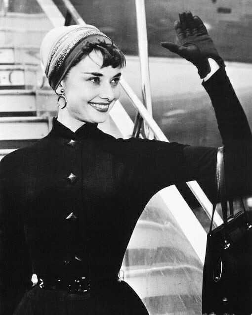 1953年奥黛丽赫本抵达伦敦希思罗机场
