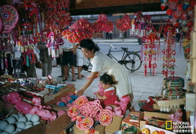 玩具摊
日本大阪，一位母亲在市场上给女儿买洋娃娃。这张照片刊登在1950年5月出版的《国家地理》杂志上。摄影：J. BAYLOR ROBERTS