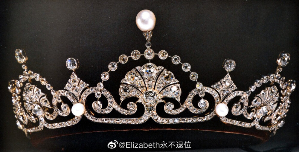 The Lotus Flower Tiara 这顶莲花造型的钻石配珍珠Tiara是1923年伊丽莎白王后从丈夫乔治六世送给自己结婚礼物中的一条项链改造而成的，伊丽莎白王后佩戴的次数确实很少。1937年乔治六世和伊丽莎白王后的加冕典礼当天，王后还把这顶Tiara借给自己姐姐佩戴着出席仪式，1959年伊丽莎白王后把它送给了小女儿玛格丽特公主，这之后的四十年里公主佩戴的出镜率很高了，是她常用的Tiara之一。1993年，第二代斯诺登伯爵夫人赛琳娜在婚礼当天从婆婆玛格丽特公主手里借戴的就是这顶Tiara。现在可以确定的是，2002年玛格丽特公主去世以后这顶Tiara又重新回到了王室的收藏品里，2013年和2015年女王还曾把它两次借给孙媳妇剑桥公爵夫人佩戴，不过自那之后也快五年没见它出镜了，希望可以在不久的将来能够再次出现吧。