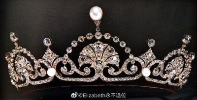 The Lotus Flower Tiara 这顶莲花造型的钻石配珍珠Tiara是1923年伊丽莎白王后从丈夫乔治六世送给自己结婚礼物中的一条项链改造而成的，伊丽莎白王后佩戴的次数确实很少。1937年乔治六世和伊丽莎白王后的加冕典礼当天…