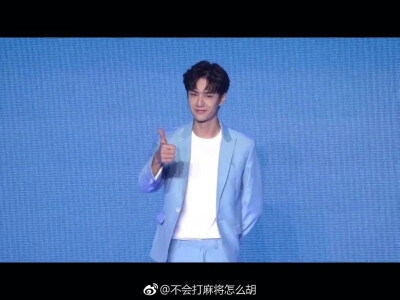 并肩于雪山之颠