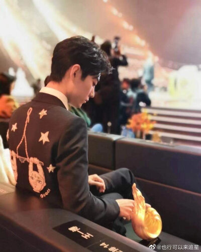 并肩于雪山之颠