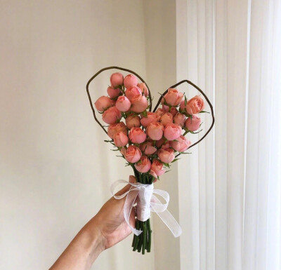 心形玫瑰花束
属于春天和少女的淡粉色心形花束
用心准备让鲜花礼物更有新意一些