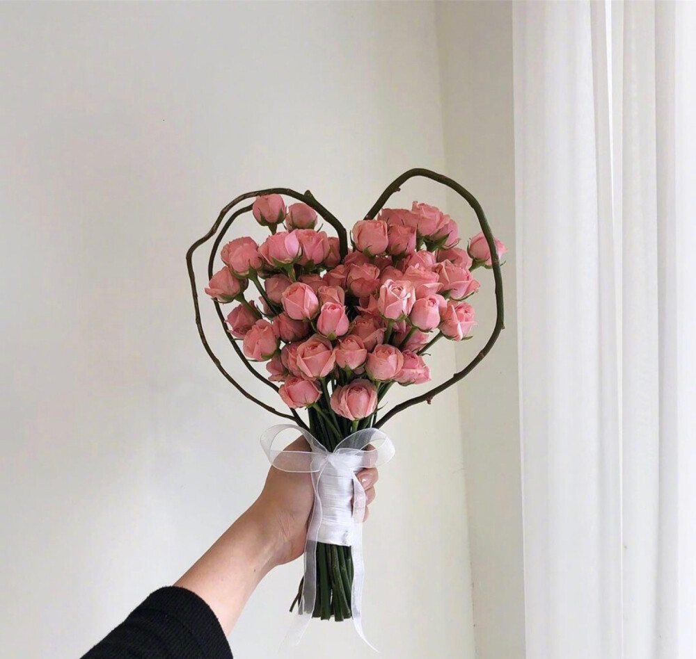 心形玫瑰花束
属于春天和少女的淡粉色心形花束
用心准备让鲜花礼物更有新意一些