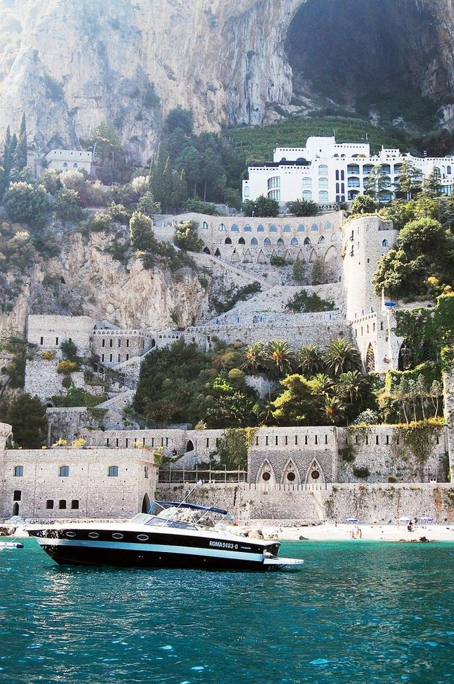 Amalfi Coast, Italy。阿玛尔菲海岸地带位于意大利坎帕尼亚区内，那不勒斯南方，占地11000公顷，阿马尔菲城镇建立于公元四世纪。历史上阿马尔菲城是主教教廷，后来成为商业中心。作为世界文化遗产的意大利阿马尔菲海岸，被美国国家地理杂志评为一生中必须去的51个美丽的地方之一。旅行者在如画的景致里，见到了历史，品尝了甜点，为考古美女所迷醉。这是全世界海军都知道的一个秘密那不勒斯海湾是欧洲最漂亮的海港.