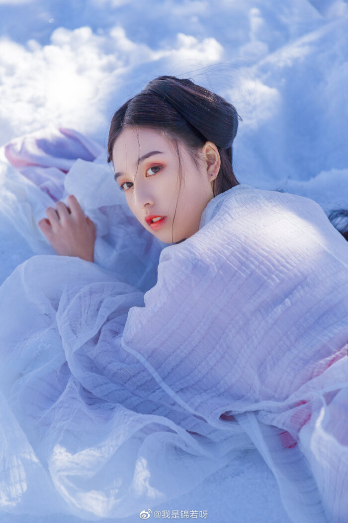 汉服写真集 喜欢拍照也喜欢你 渺万里层云 千山暮雪 只影向谁去 出镜 宇宙超级可可可可可爱摄影 后期 锦若和她的猫 场地 九鼎山