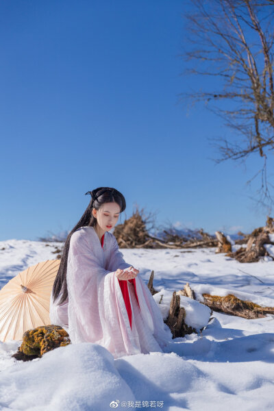 #汉服写真集# #喜欢拍照也喜欢你#
渺万里层云，
千山暮雪，
只影向谁去？
出镜：@宇宙超级可可可可可爱
摄影/后期：@锦若和她的猫_
场地：九鼎山
#成都约拍# #重庆约拍# #古风美少年#