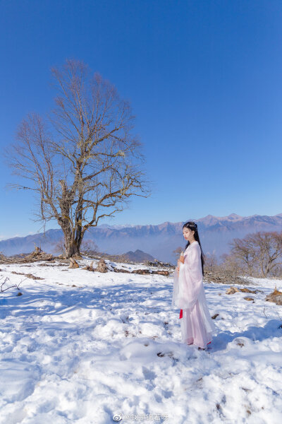 #汉服写真集# #喜欢拍照也喜欢你#
渺万里层云，
千山暮雪，
只影向谁去？
出镜：@宇宙超级可可可可可爱
摄影/后期：@锦若和她的猫_
场地：九鼎山
#成都约拍# #重庆约拍# #古风美少年#