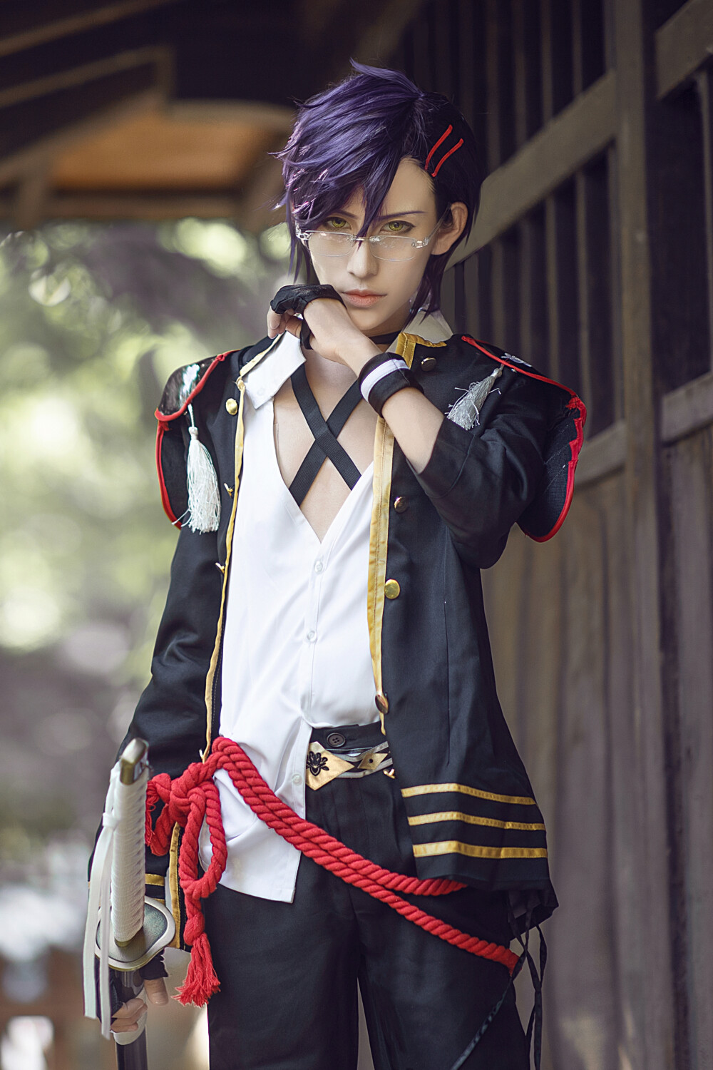 #cos# #cos正片# #刀剑乱舞# #明石国行# #cosplay# 明石国行cos
明石国行cn:胤玖重【原PO】 微博@-胤玖重-
摄影： @v沉寍NING 后勤：@蝶die不羞
你好，打扰咯~我叫明石国行。请多关照。啊，还请别要求得太严哦？
【无法形容当天有多热，和小伙伴换衣服的时候用水把四肢都浸湿才出去拍，第N次出刀男，明石国行的假发造型好难好难（雾，尽力拍出慵懒的感觉啦】