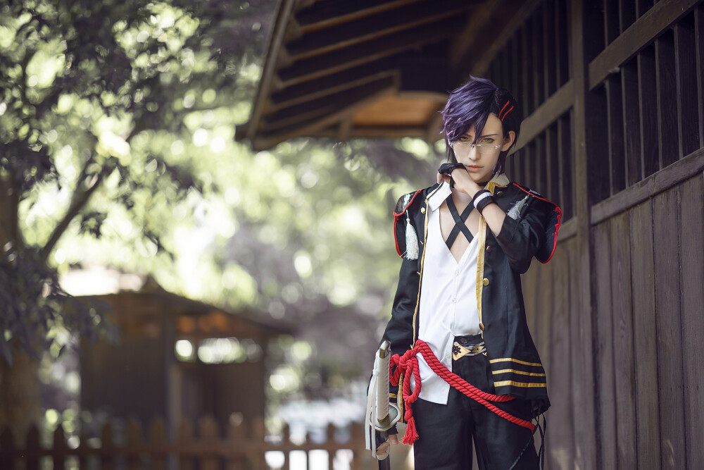 #cos# #cos正片# #刀剑乱舞# #明石国行# #cosplay# 明石国行cos
明石国行cn:胤玖重【原PO】 微博@-胤玖重-
摄影： @v沉寍NING 后勤：@蝶die不羞
你好，打扰咯~我叫明石国行。请多关照。啊，还请别要求得太严哦？
【无法形容当天有多热，和小伙伴换衣服的时候用水把四肢都浸湿才出去拍，第N次出刀男，明石国行的假发造型好难好难（雾，尽力拍出慵懒的感觉啦】