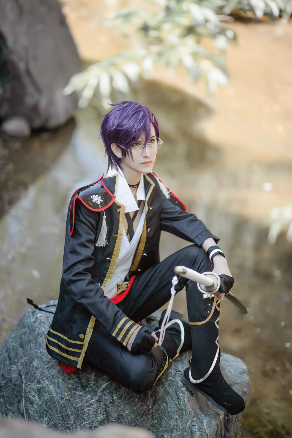 #cos# #cos正片# #刀剑乱舞# #明石国行# #cosplay# 明石国行cos
明石国行cn:胤玖重【原PO】 微博@-胤玖重-
摄影： @v沉寍NING 后勤：@蝶die不羞
你好，打扰咯~我叫明石国行。请多关照。啊，还请别要求得太严哦？
【无法形容当天有多热，和小伙伴换衣服的时候用水把四肢都浸湿才出去拍，第N次出刀男，明石国行的假发造型好难好难（雾，尽力拍出慵懒的感觉啦】