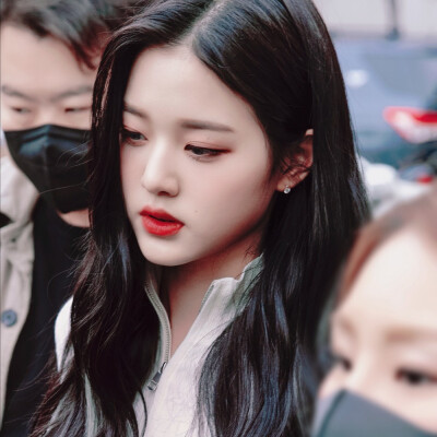 张元英 Izone
cr.orbit