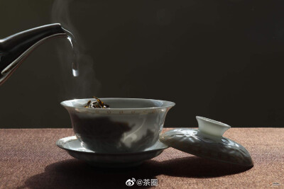 “ 淡中有味茶偏好，清茗一杯情更真… ” ???