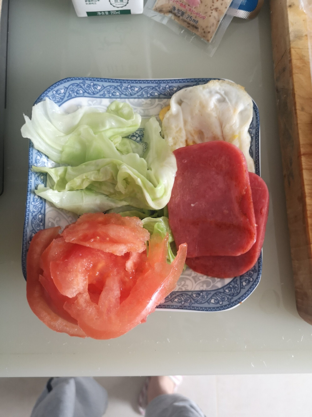 假期吃食
菜单：虾油、烤虾、牛肉馅饼、炒包菜、三明治、虾滑、炒豆腐皮、汤圆、西红柿炒鸡蛋