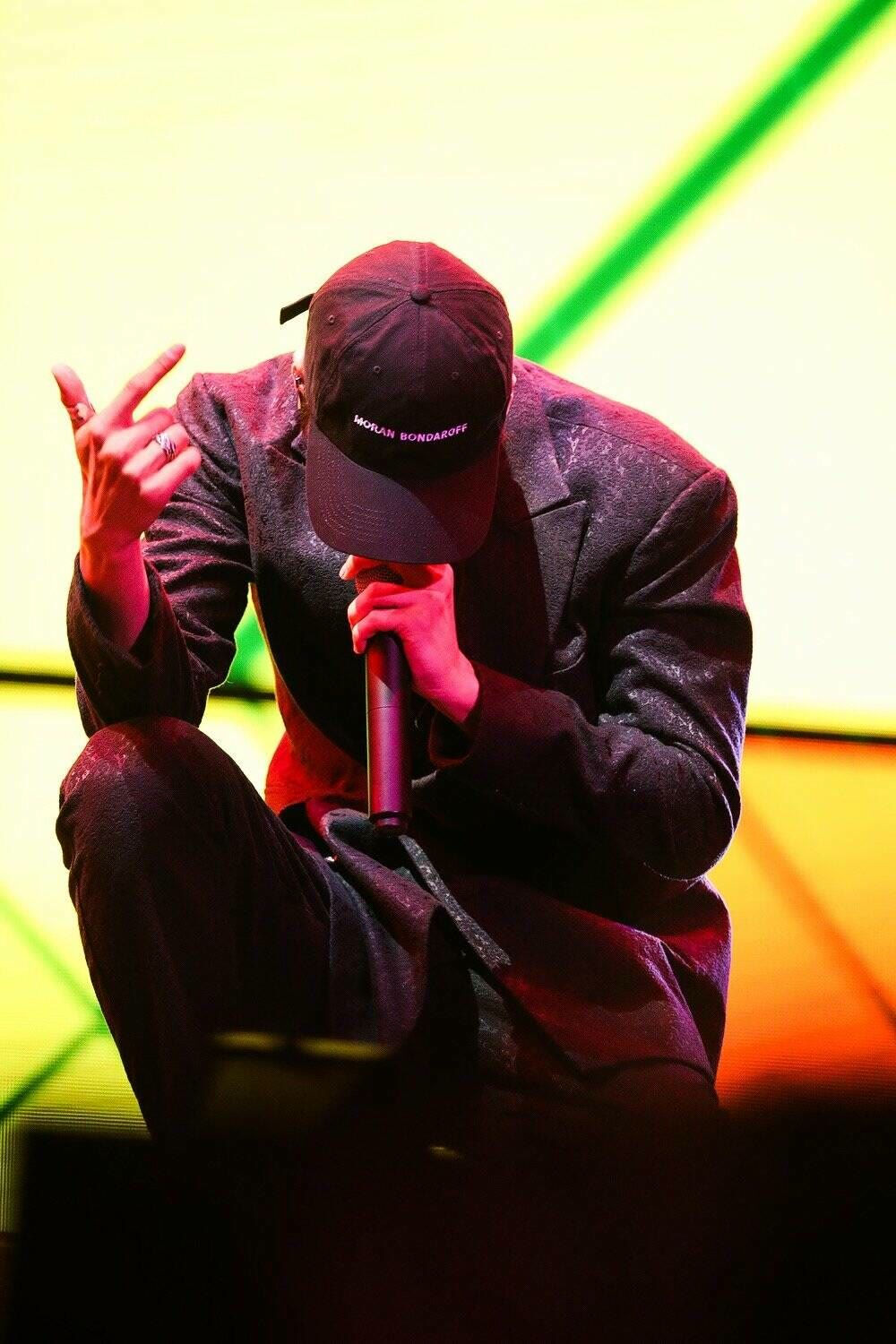 金钟仁 低头 黑色帽子