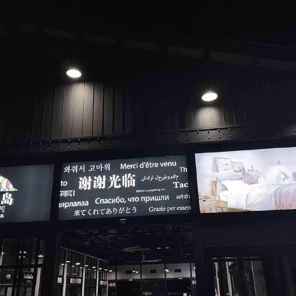 分享一下珍藏文案（喜欢的可以关注我哦~）
1.你信不信会有个人，认认真真的看完你每条状态，包括底下的每条回复，但是一句话都不会说。
2.我不会喜欢一个东西太久，所以我的头像网名一直在换，我对实物厌倦的太快，而你是我最大的例外。
3.我才不稀罕做你的朋友，我只想做你的另一半。