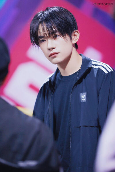 易烊千玺
夹带表情包