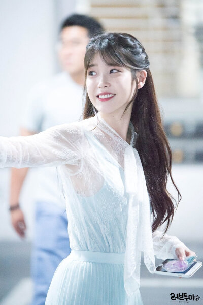 IU