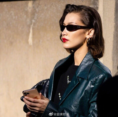 #Bella Hadid# 秀场造型及秀后街拍，红唇复古大波浪，墨镜皮衣俏女郎，风情万种贝姐！