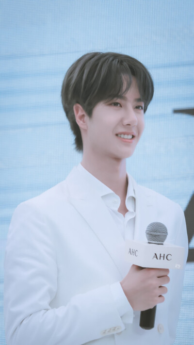 180829 AHC品牌活动 @UNIQ-王一博 cr:logo
