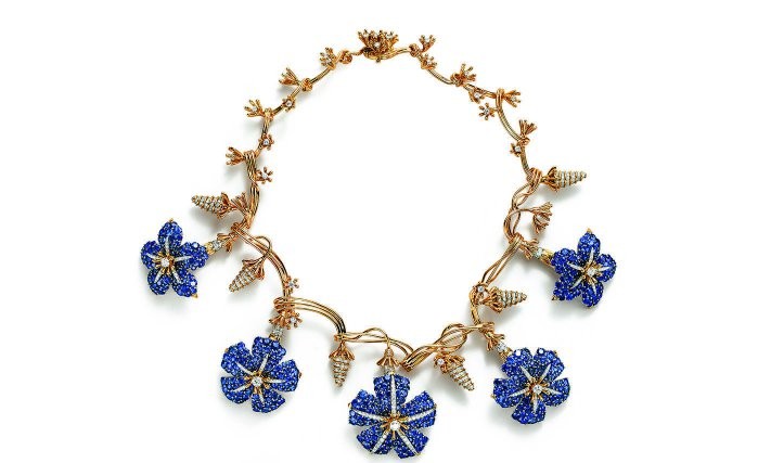 蒂芙尼珠宝首饰 繁花拥簇
蒂芙尼专属设计师让·史隆伯杰（Jean Schlumberger）的牵牛花项链彰显设计师富于想象力的细腻感知，更展示了蒂芙尼精湛卓绝的传世技艺。这件复杂的作品首次呈现于20世纪50年代，灵感来源于植物画册和史隆伯杰位于瓜德罗普岛（Guadeloupe）的家和旅途。18k黄金打造的蜿蜒枝蔓环绕于脖颈，镶嵌蓝宝石和钻石的牵牛花在枝蔓上绽放，18k黄金和铂金镶嵌钻石打造的纯美蓓蕾，宝石总重超过90克拉。