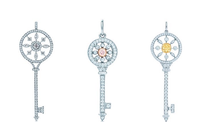 左：Tiffany & Co. 蒂芙尼 Tiffany Keys系列 万花筒钥匙吊坠，铂金，钻石，2.5英寸长，售价：RMB 136,000
中：Tiffany & Co. 蒂芙尼 Tiffany Keys系列 万花筒钥匙吊坠，铂金及18K玫瑰金，钻石
1英寸长，售价：RMB 45,600
右：Tiffany & Co. 蒂芙尼 Tiffany Keys系列 万花筒钥匙吊坠，铂金及18K金，钻石，2英寸长，售价：RMB 76,000