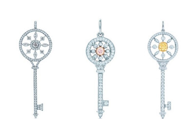 左：Tiffany & Co. 蒂芙尼 Tiffany Keys系列 万花筒钥匙吊坠，铂金，钻石，2.5英寸长，售价：RMB 136,000
中：Tiffany & Co. 蒂芙尼 Tiffany Keys系列 万花筒钥匙吊坠，铂金及18K玫瑰金，钻石
1英寸长，售价：RMB 45…