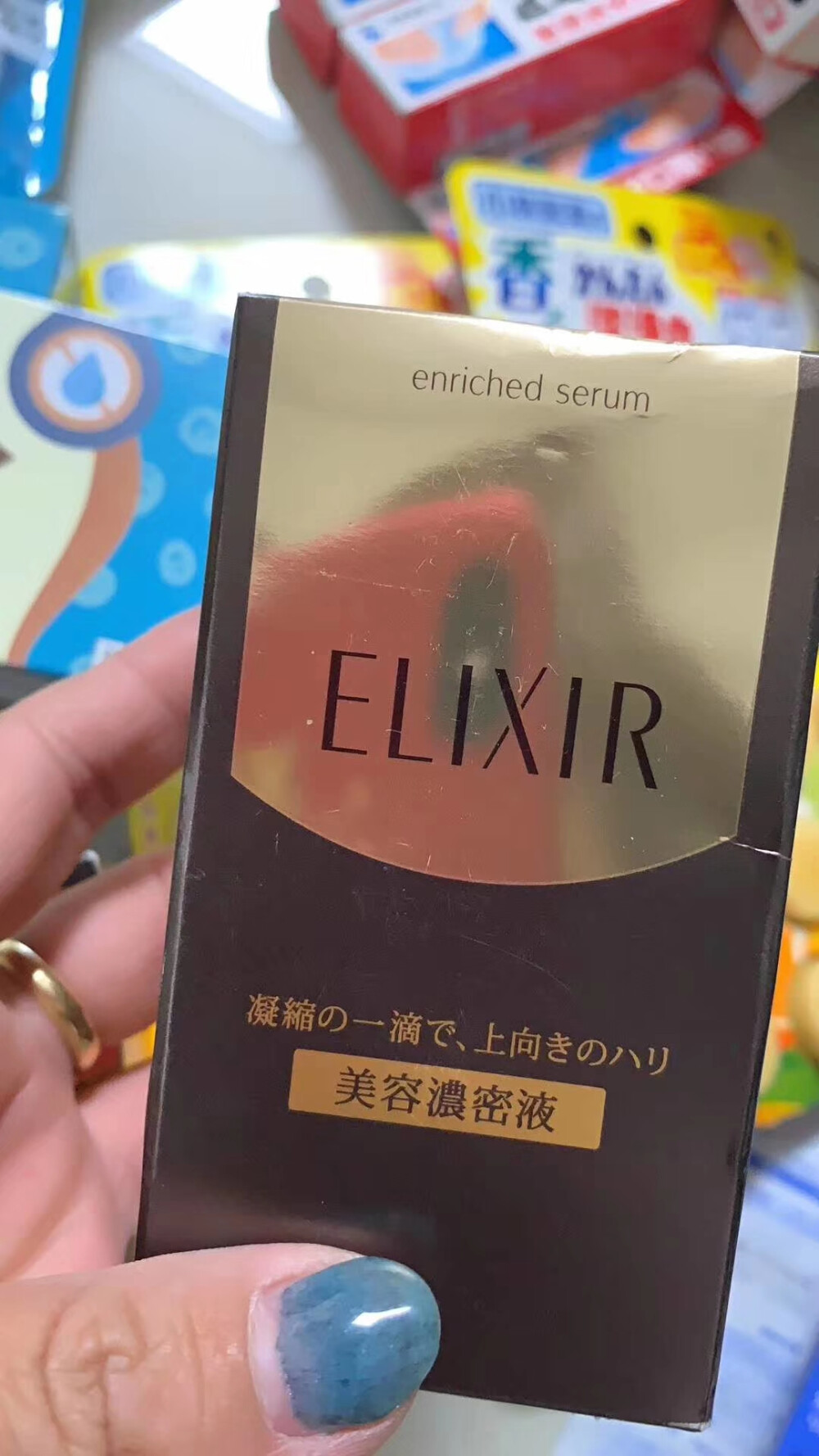 怡丽丝尔/ELIXIR CB 浓密保湿紧致抗皱精华液✨流动性超好的水状精华液，触感水滑细腻，温润滋养。吸收和渗透力都不错，涂抹后稍加按摩就会咻咻的吃进皮肤里了。别看它质地轻薄，滋润度还是很高的，每次按压两泵的量就足够保湿。✨作用方面主打紧实弹力，改善肌肤松弛和下垂。想要达到更好的紧致提升，常规使用后，可以再次按压一泵的量，配合辅助按摩手法加强效果，这个是我一直用着的