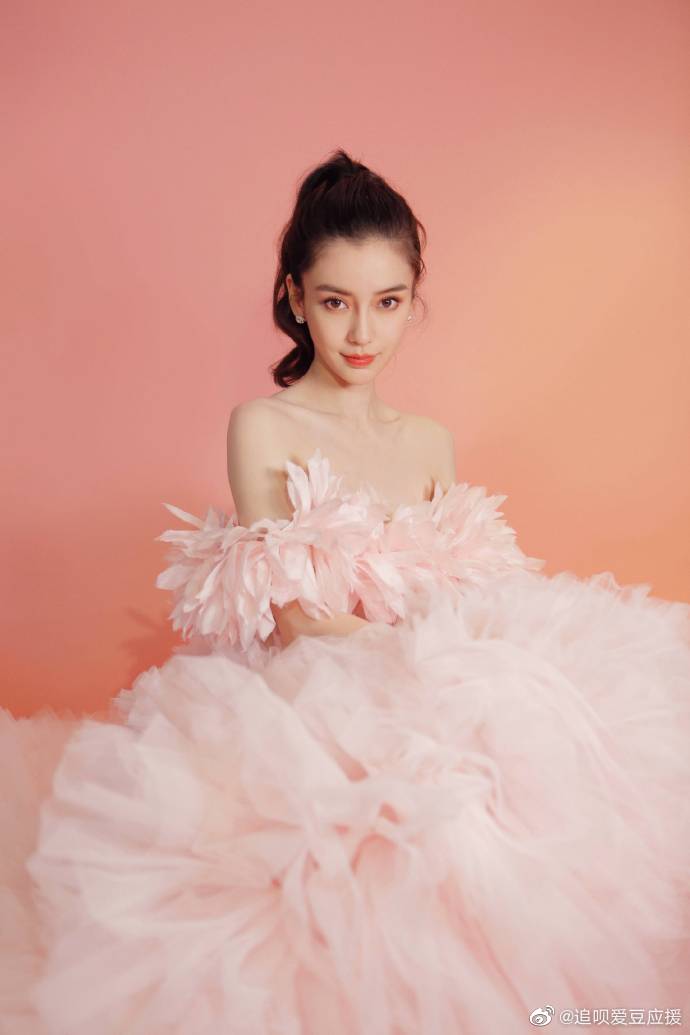 杨颖（Angelababy），1989年2月28日出生于上海市，华语影视女演员、时尚模特。2003年，Angelababy以模特身份在香港出道。2007年，她开始将工作重心转向大银幕。2011年在爱情片《夏日乐悠悠》中首次担任女主角。2012年凭借言情片《第一次》获得第13届华语电影传媒大奖最受瞩目女演员奖。2014年凭借真人秀《奔跑吧兄弟》赢得广泛关注；同年，她还因出演古装片《狄仁杰之神都龙王》获得第21届北京大学生电影节最受欢迎女演员奖。2015年，其主演的冒险片《鬼吹灯之寻龙诀》票房突破16亿人民币，而她也凭借该片获得第33届大众电影百花奖最佳女配角奖。2017年其主演的古装剧《孤芳不自赏》取得全国同时段电视剧收视冠军。创业时代。