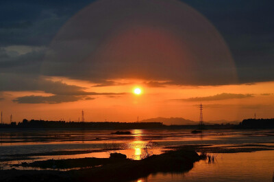 
夕阳的美不在于景色,在于看夕阳人。
