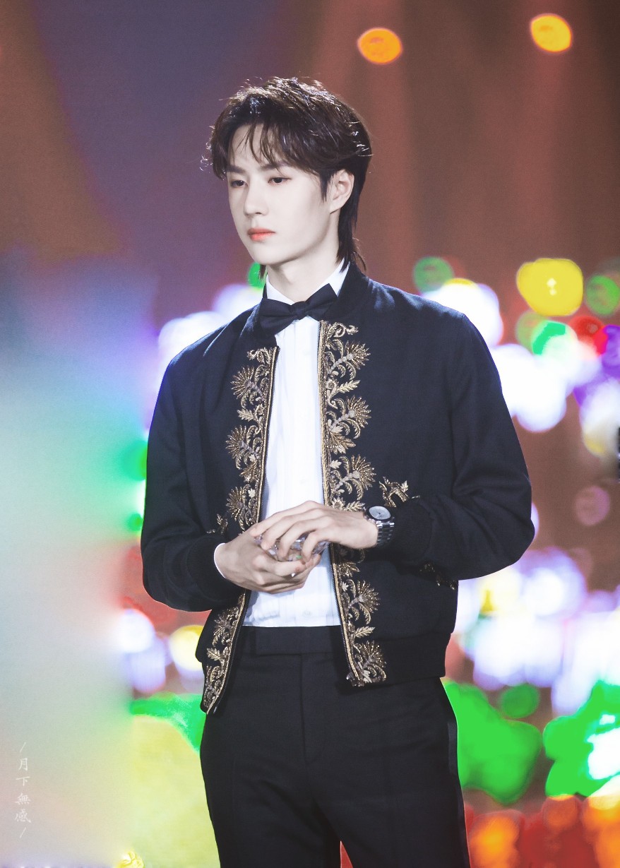 191228腾讯星光大赏修图uniq王一博星光璀璨crlogo