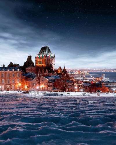 魁北克小镇的雪夜
