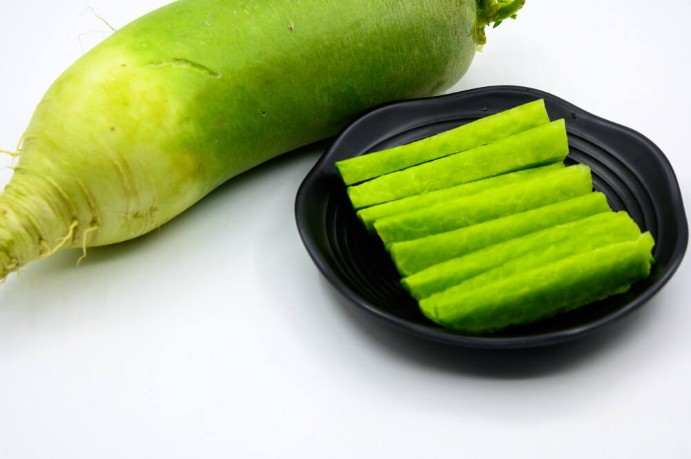 萝卜 青萝卜 植物 农作物 生食 食物 食材 食品 蔬菜 辛辣 清爽 美味 汁液 绿色 青色 低热量 健康食品 有机食品 膳食纤维 营养 绿色食品 食物原料 膳食 减肥 瘦身 开胃 绿皮萝卜 中国萝卜 沙窝萝卜 葛沽萝卜 翘头青萝卜 露头青萝卜 药用价值 水果萝卜 白色背景 切块 黑瓷盘
